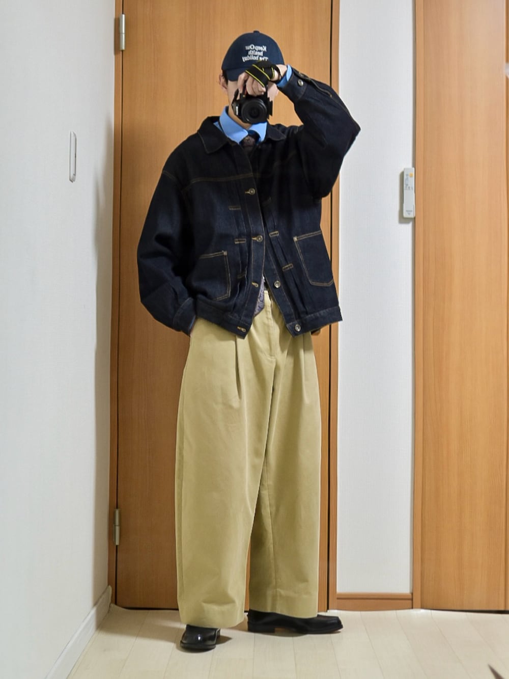 「春コーデ、シャツスタイル、シャツ、ネクタイ、ベージュ、ワイドパンツ、デニム、デニムジャケット、ローファー、キャップ、パパコーデ、シティーボーイ、大人カジュアル、休日スタイル、シンプルコーデ」｜「soerteのOversize L/S basic shirt /オーバーサイズロングスリーブシャツ（シャツ/ブラウス、ブルー系）」を使った、たいがさん（メンズ・172cm）の冬コーディネートの2枚目の写真