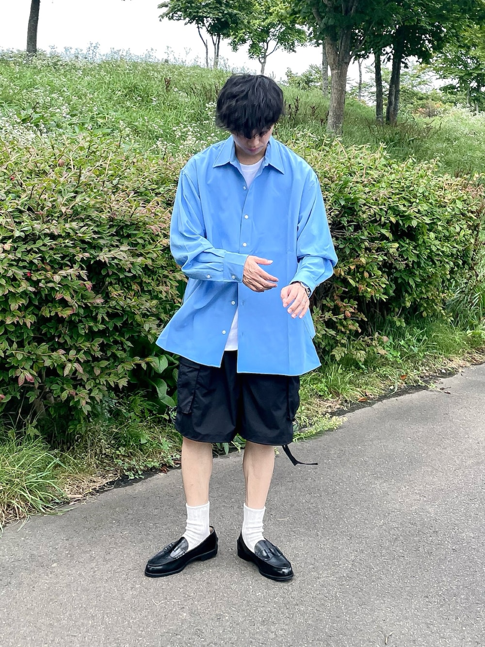 ブルー系のシャツ/ブラウス、ブラック系のカーゴパンツ、ブラック系のローファーを着用したメンズの秋コーディネートの4枚目の写真