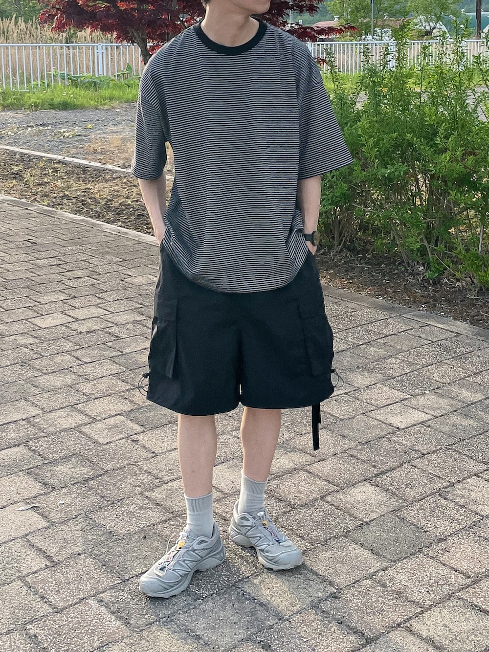 グレー系のベスト、グレー系のTシャツ/カットソー、シルバー系のスニーカーを着用したメンズの春コーディネートの5枚目の写真