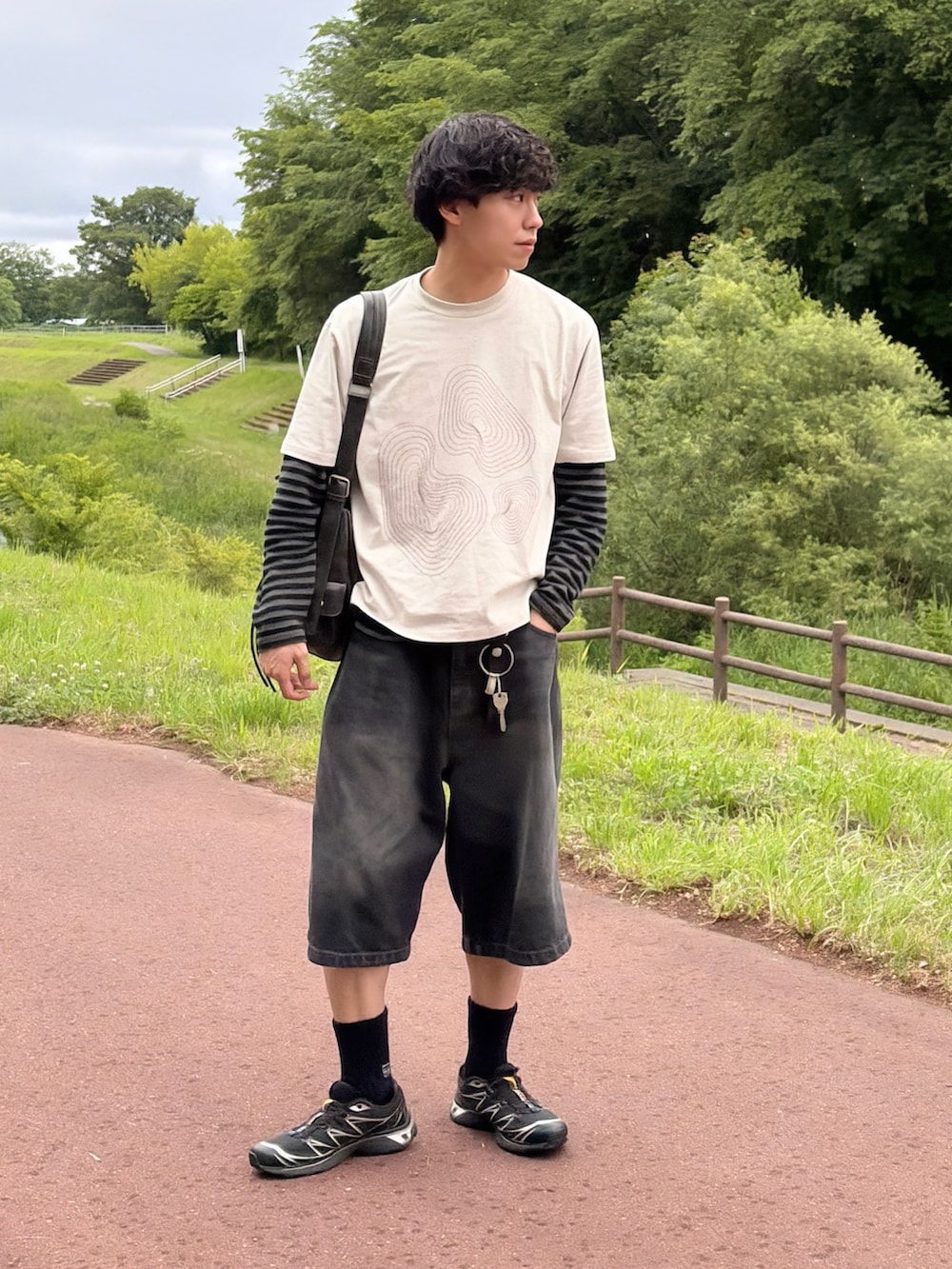 ブラック系のTシャツ/カットソー、ホワイト系のTシャツ/カットソー、ブラック系のその他パンツを着用したメンズの夏コーディネートの2枚目の写真