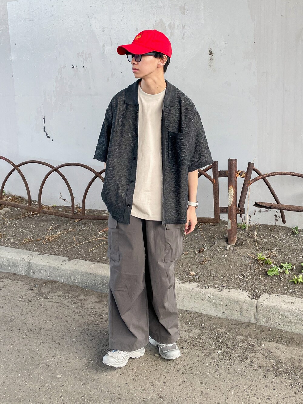 グレー系のシャツ/ブラウス、グレー系のTシャツ/カットソー、グレー系のカーゴパンツを着用したメンズの春コーディネートの2枚目の写真