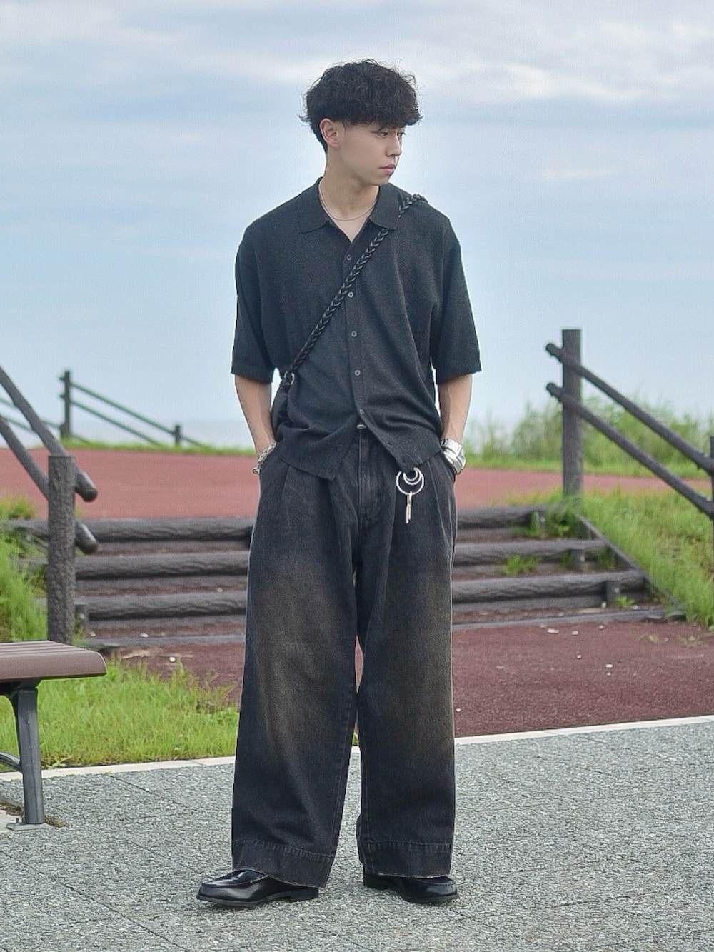 ブラック系のショルダーバッグ、グレー系のシャツ/ブラウス、ブラック系のデニムパンツを着用したメンズの夏コーディネートの2枚目の写真