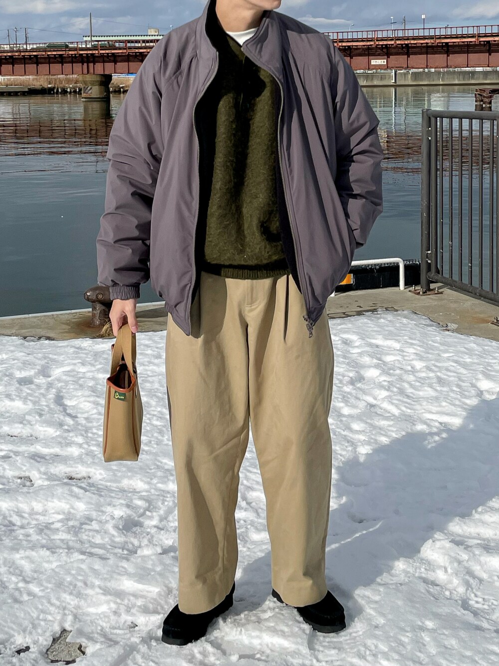 グリーン系のニット/セーター、グレー系のジャケット/アウター、ベージュ系のその他パンツを着用したメンズの冬コーディネートの4枚目の写真