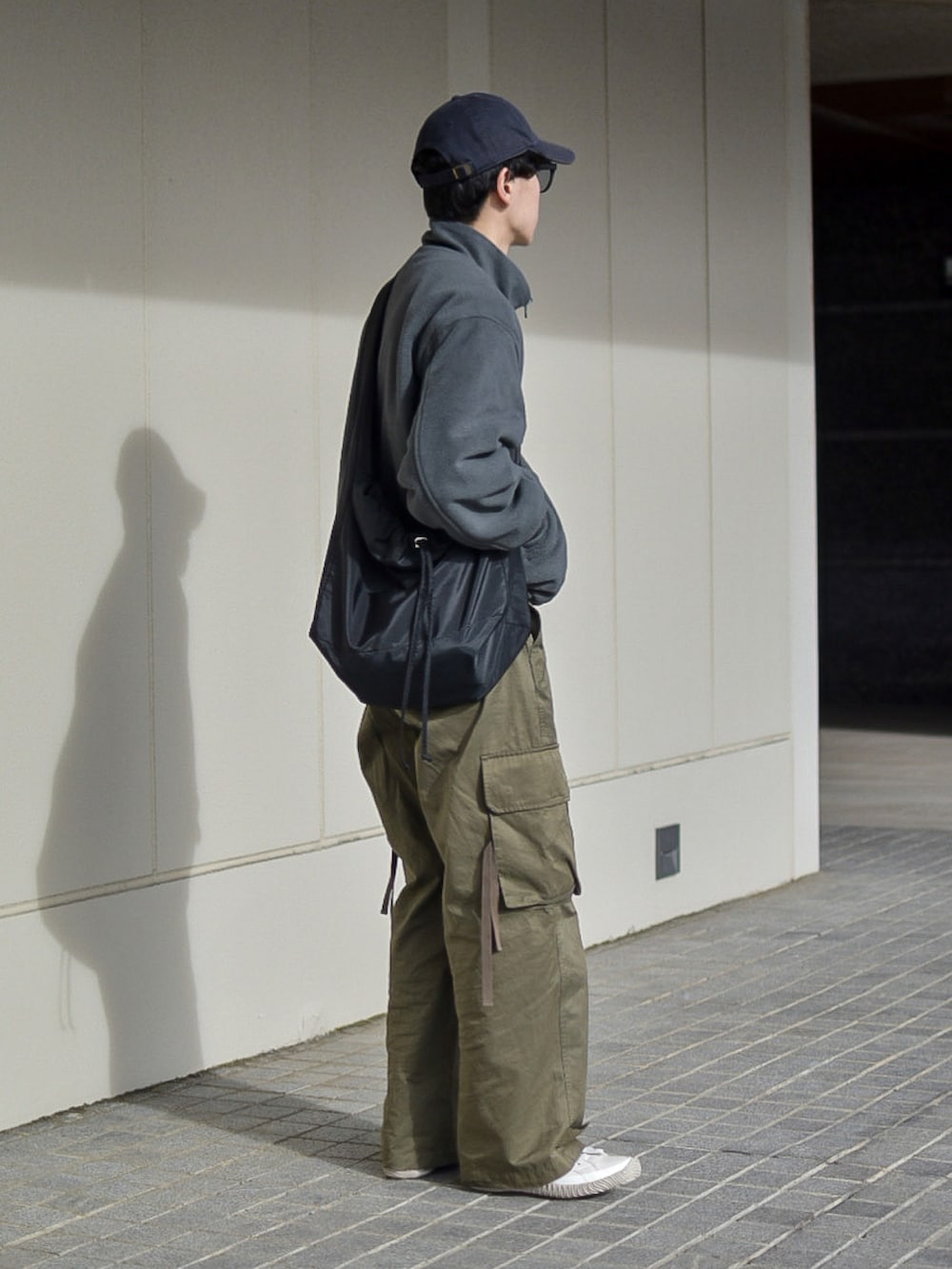 グレー系のジャケット/アウター、グリーン系のカーゴパンツ、ベージュ系のシューズを着用したメンズの冬コーディネートの4枚目の写真