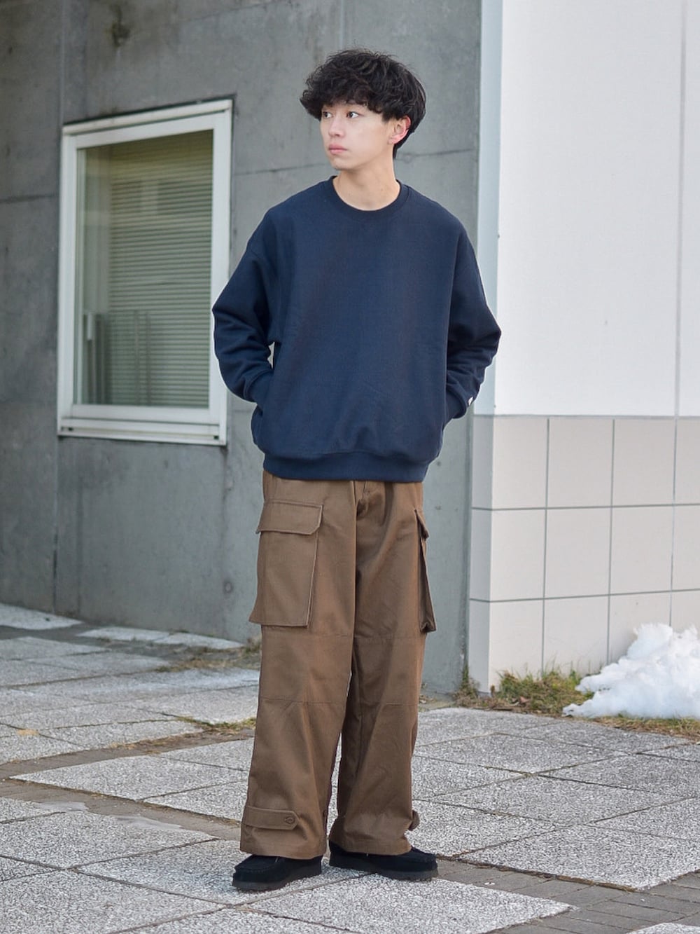 グリーン系のモッズコート、ブルー系のスウェット、ブラウン系のカーゴパンツを着用したメンズの冬コーディネートの4枚目の写真