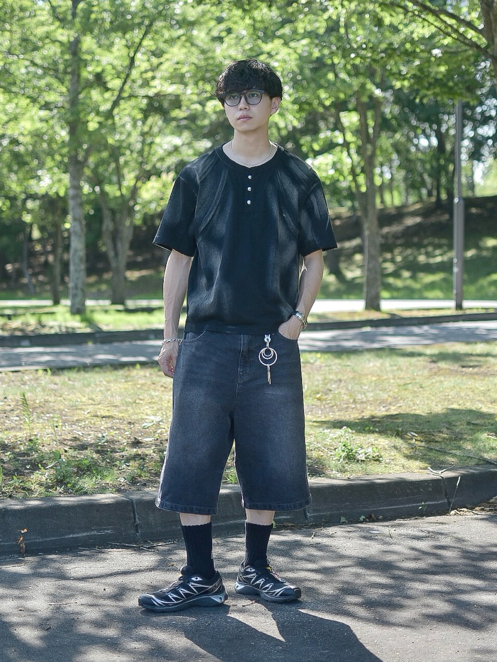ブラック系のその他パンツ、その他のTシャツ/カットソー、ブラック系のスニーカーを着用したメンズの夏コーディネートの4枚目の写真