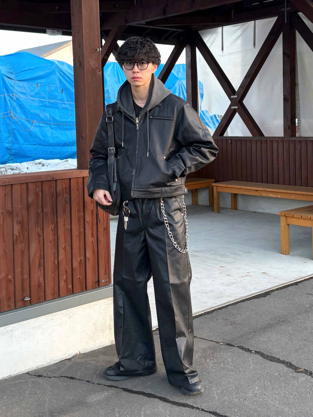 ブラック系のデニムジャケット、ブラック系のデニムパンツ、ブラック系のTシャツ/カットソーを着用したメンズの冬コーディネートの3枚目の写真