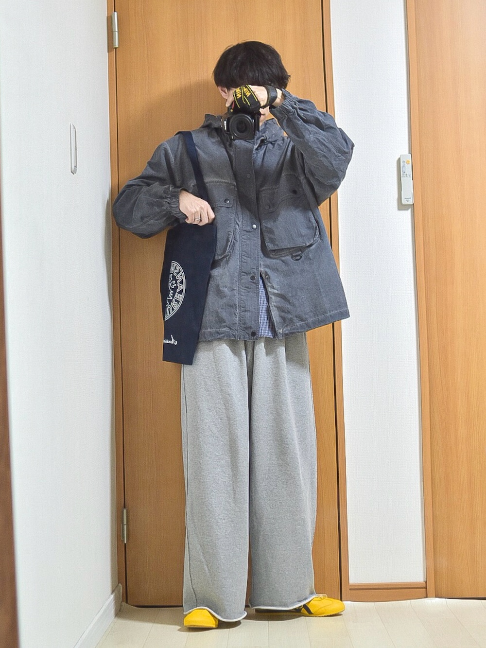 グレー系のマウンテンパーカー、ブルー系のシャツ/ブラウス、グレー系のスウェットパンツを着用したメンズの春コーディネートの2枚目の写真