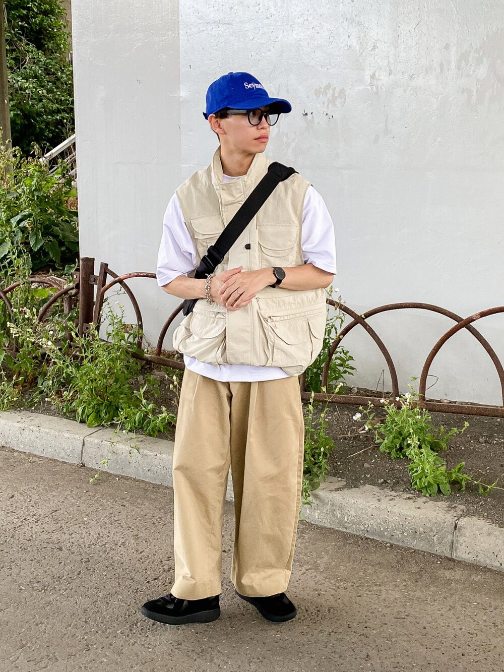 ベージュ系のブルゾン、ホワイト系のTシャツ/カットソー、ベージュ系のその他パンツを着用したメンズの夏コーディネートの2枚目の写真