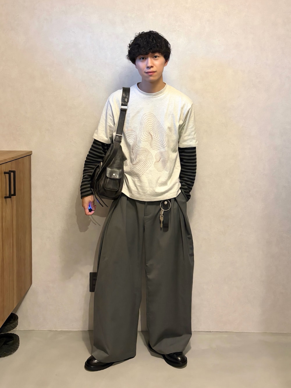 ブラック系のドレスシューズ、ホワイト系のTシャツ/カットソー、ブラック系のTシャツ/カットソーを着用したメンズの夏コーディネートの3枚目の写真