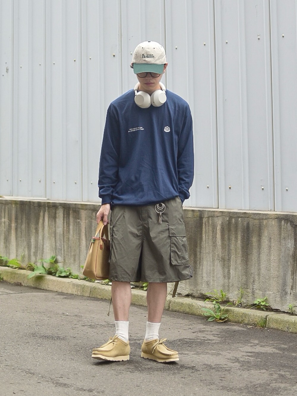 「秋コーデ、お出かけコーデ、秋服準備はじめました、ロンT、clarks、キャップ、ハーフパンツ、アースカラー、ヘッドホン、カジュアル、休日スタイル、シンプルコーデ、秋のコーデ、ミニバッグ、プチプラコーデ」｜「GILDANの【GILDAN】ギルダン別注 アソートロゴ  グラフィックプリント&刺繍 オーバーサイズ  長袖Tシャツ（Tシャツ/カットソー、ブルー系）」を使った、たいがさん（メンズ・172cm）の夏コーディネートの5枚目の写真