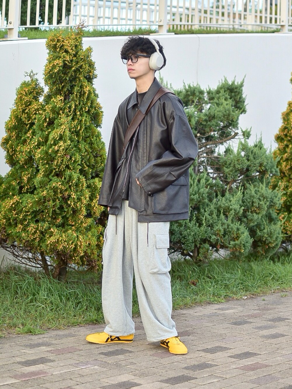ブラウン系のブルゾン、ブラック系のTシャツ/カットソー、グレー系のスウェットパンツを着用したメンズの秋コーディネートの4枚目の写真
