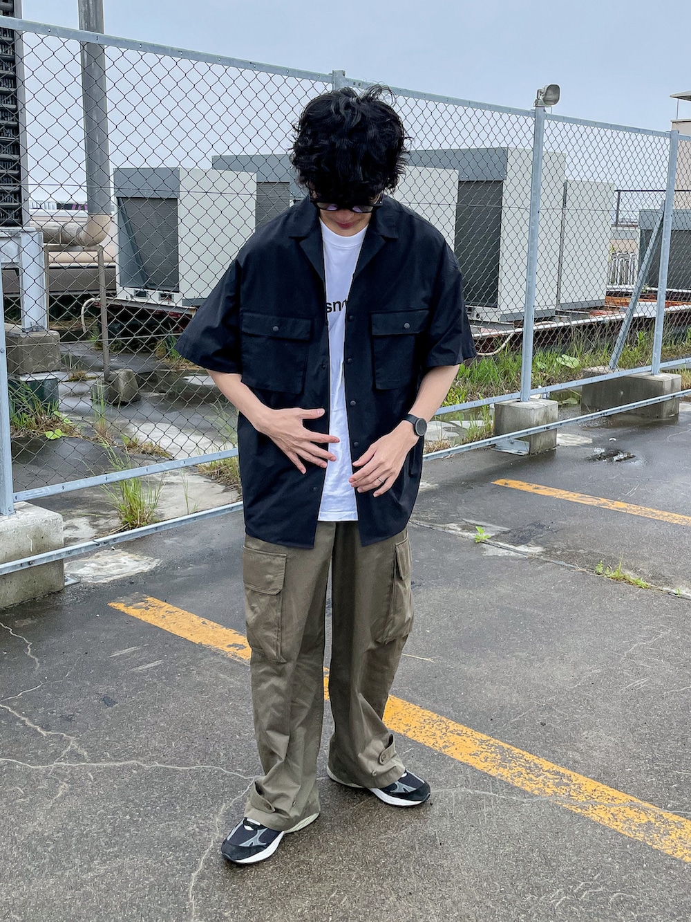 ブラック系のシャツ/ブラウス、ホワイト系のTシャツ/カットソー、ブラック系のシューズを着用したメンズの夏コーディネートの3枚目の写真