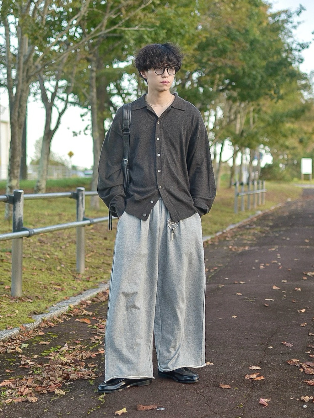 ブラウン系のカーディガン/ボレロ、グレー系のスウェットパンツ、ブラック系のローファーを着用したメンズの秋コーディネートの3枚目の写真