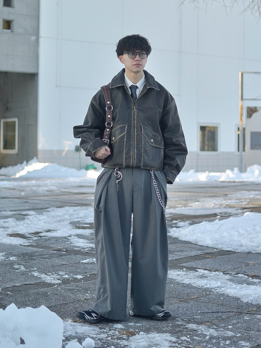 ブラック系のライダースジャケット、ホワイト系のシャツ/ブラウス、ブラック系のネクタイを着用したメンズの冬コーディネートの5枚目の写真