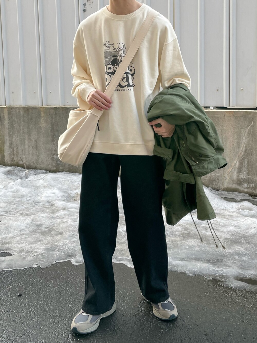 ホワイト系のスウェット、ブラック系のデニムパンツを着用したメンズの春コーディネートの2枚目の写真