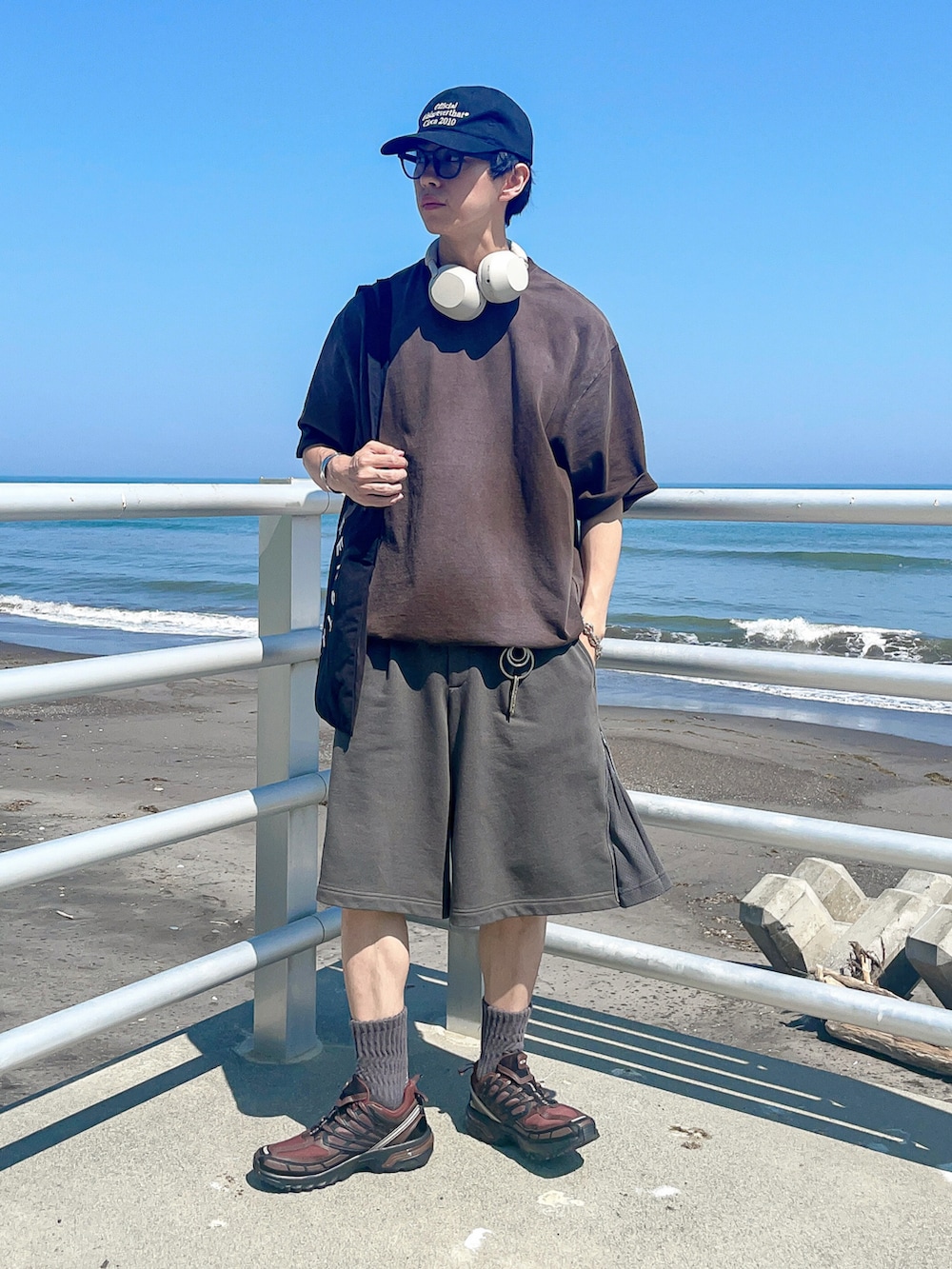 グレー系のその他パンツ、ブラウン系のスニーカー、ブラウン系のTシャツ/カットソーを着用したメンズの夏コーディネートの3枚目の写真