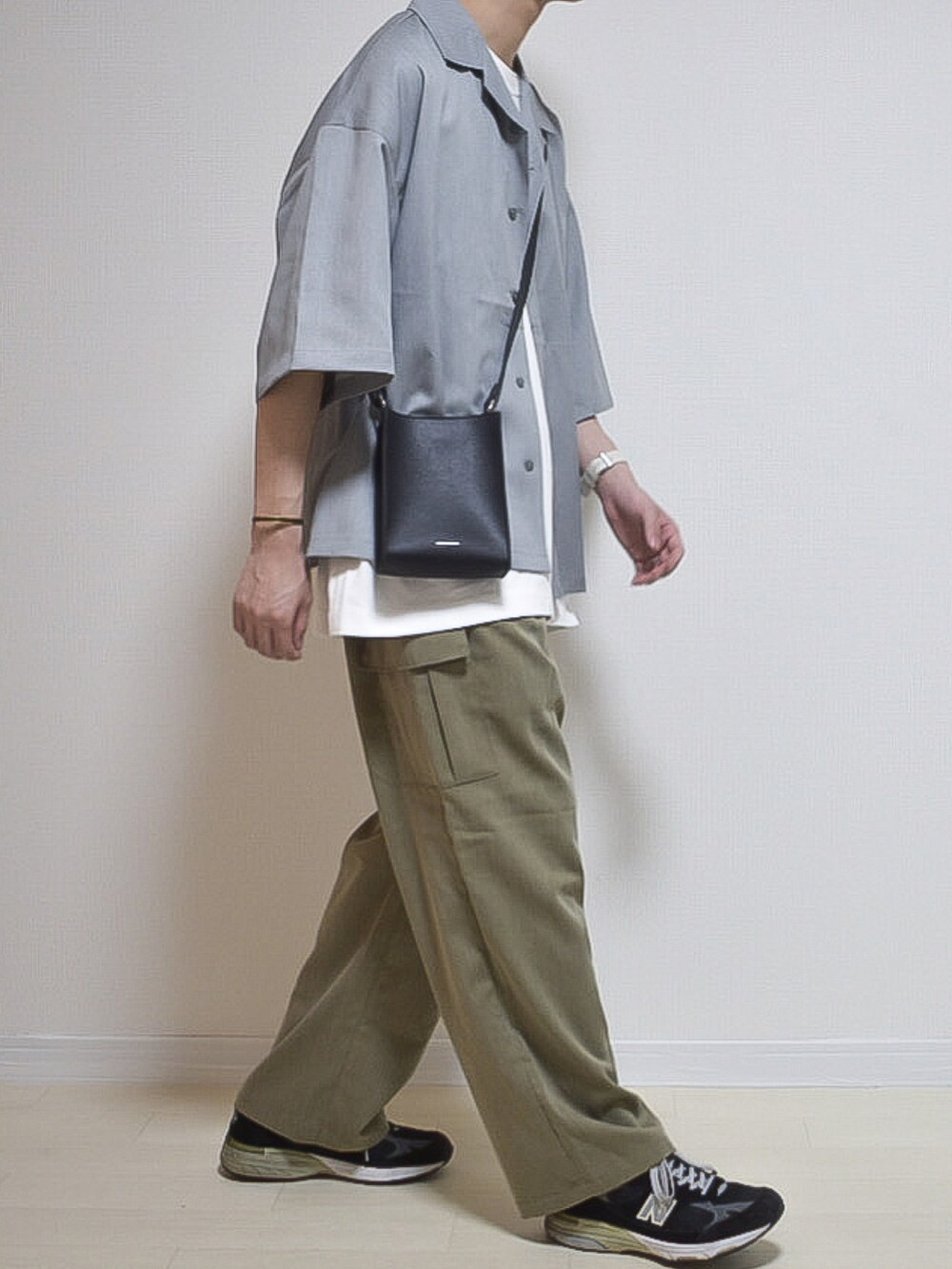 グリーン系のカーゴパンツ、グレー系のシャツ/ブラウス、ブラック系のシューズを着用したメンズの夏コーディネートの2枚目の写真