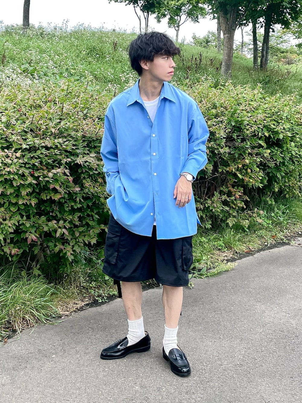 ブルー系のシャツ/ブラウス、ブラック系のカーゴパンツ、ブラック系のローファーを着用したメンズの秋コーディネートの3枚目の写真