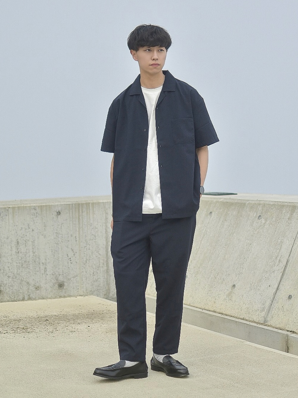 ブルー系のその他パンツ、ブラック系のローファー、ブルー系のシャツ/ブラウスを着用したメンズの夏コーディネートの2枚目の写真