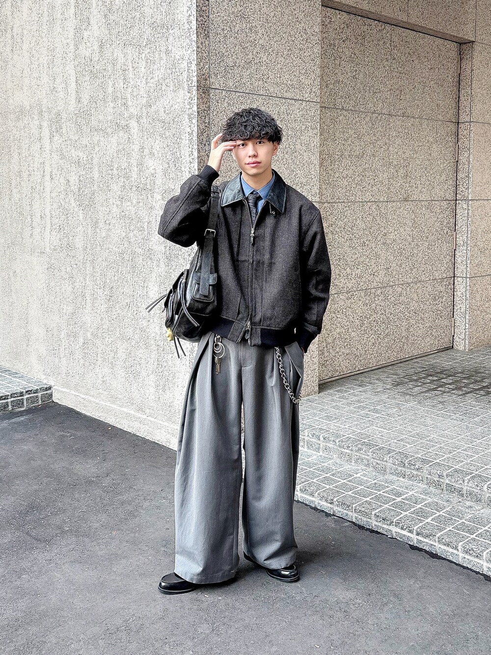 ブルー系のシャツ/ブラウス、ブラウン系のブルゾン、グレー系のスラックスを着用したメンズの秋コーディネートの2枚目の写真