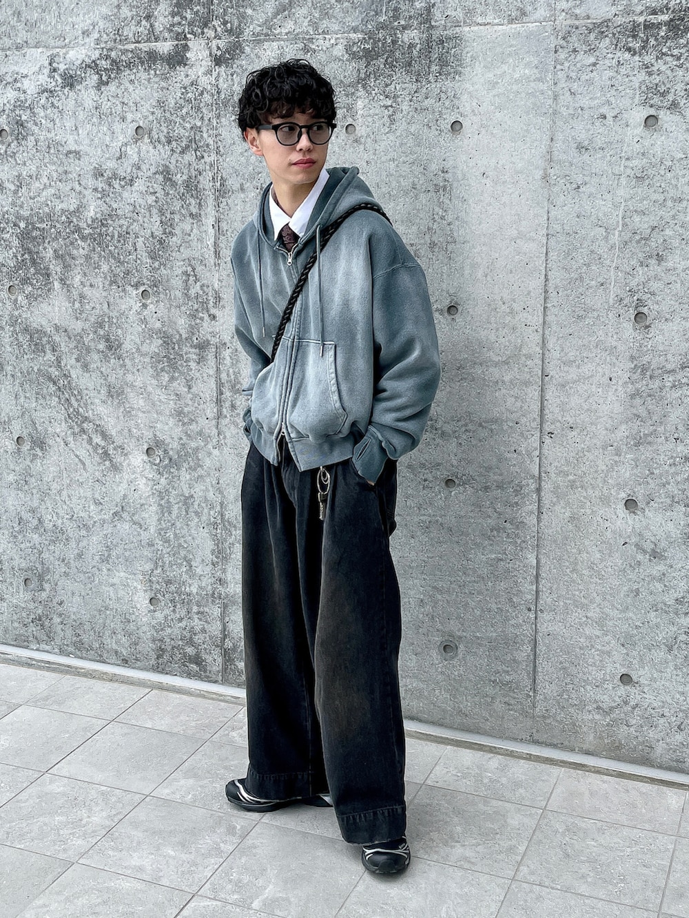 ブルー系のパーカー、ブラック系のデニムパンツ、ホワイト系のシャツ/ブラウスを着用したメンズの春コーディネートの4枚目の写真