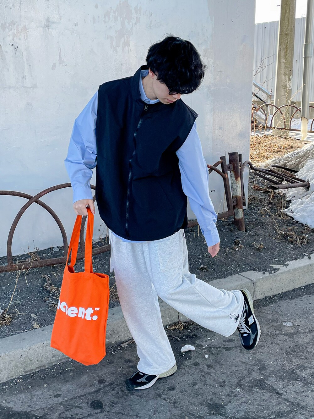ブラック系のベスト、ブルー系のシャツ/ブラウス、ホワイト系のパンツを着用したメンズの冬コーディネートの5枚目の写真