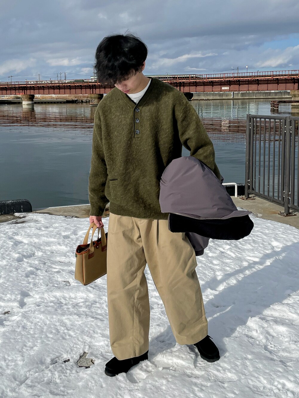 グリーン系のニット/セーター、グレー系のジャケット/アウター、ベージュ系のその他パンツを着用したメンズの冬コーディネートの3枚目の写真