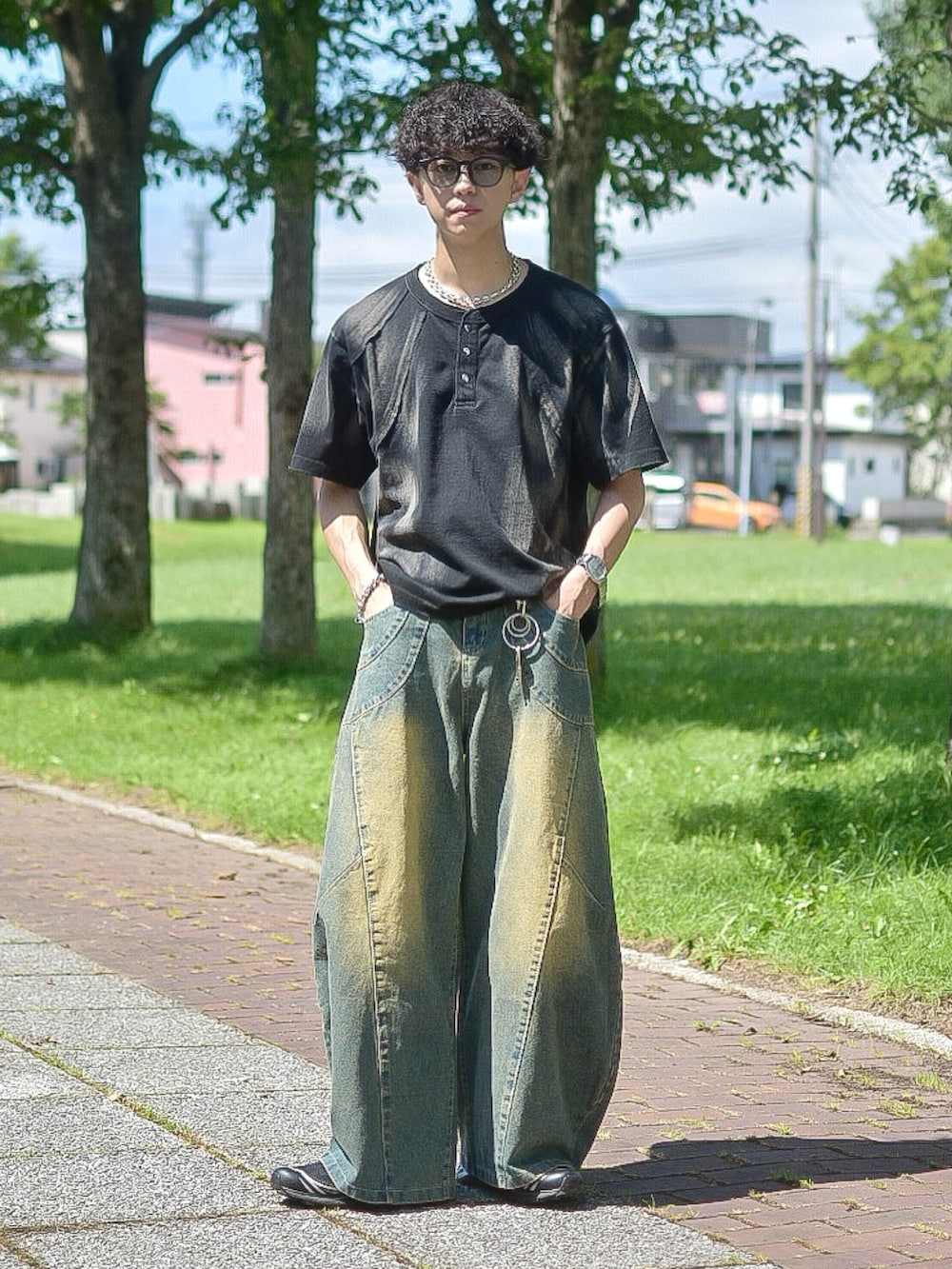 その他のTシャツ/カットソー、ブルー系のデニムパンツ、ブラック系のスニーカーを着用したメンズの夏コーディネートの2枚目の写真