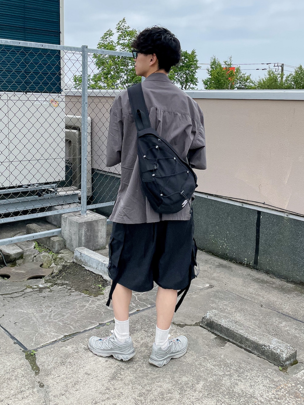 ブラック系のカーゴパンツ、グレー系のシャツ/ブラウス、ブラック系のショルダーバッグを着用したメンズの夏コーディネートの4枚目の写真