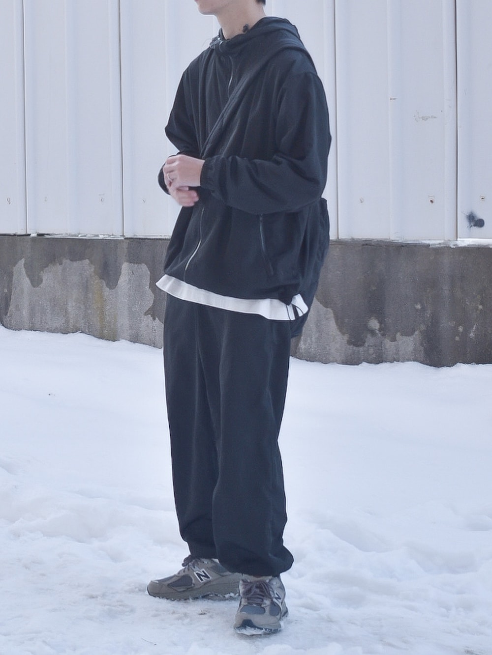 ブラック系のブルゾン、ブラック系のその他パンツを着用したメンズの冬コーディネートの2枚目の写真