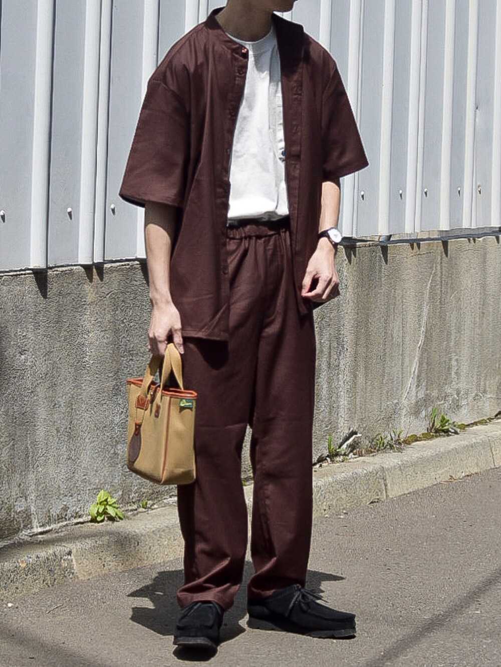 ブラウン系のシャツ/ブラウス、ブラック系のモカシン/デッキシューズを着用したメンズの夏コーディネートの2枚目の写真