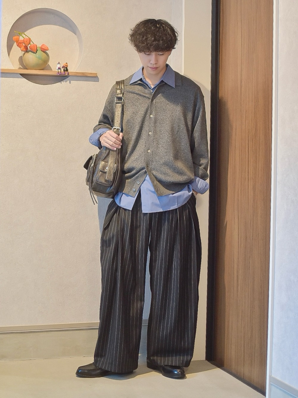 ブルー系のシャツ/ブラウス、グレー系のシャツ/ブラウス、ブラック系のスラックスを着用したメンズの秋コーディネートの2枚目の写真
