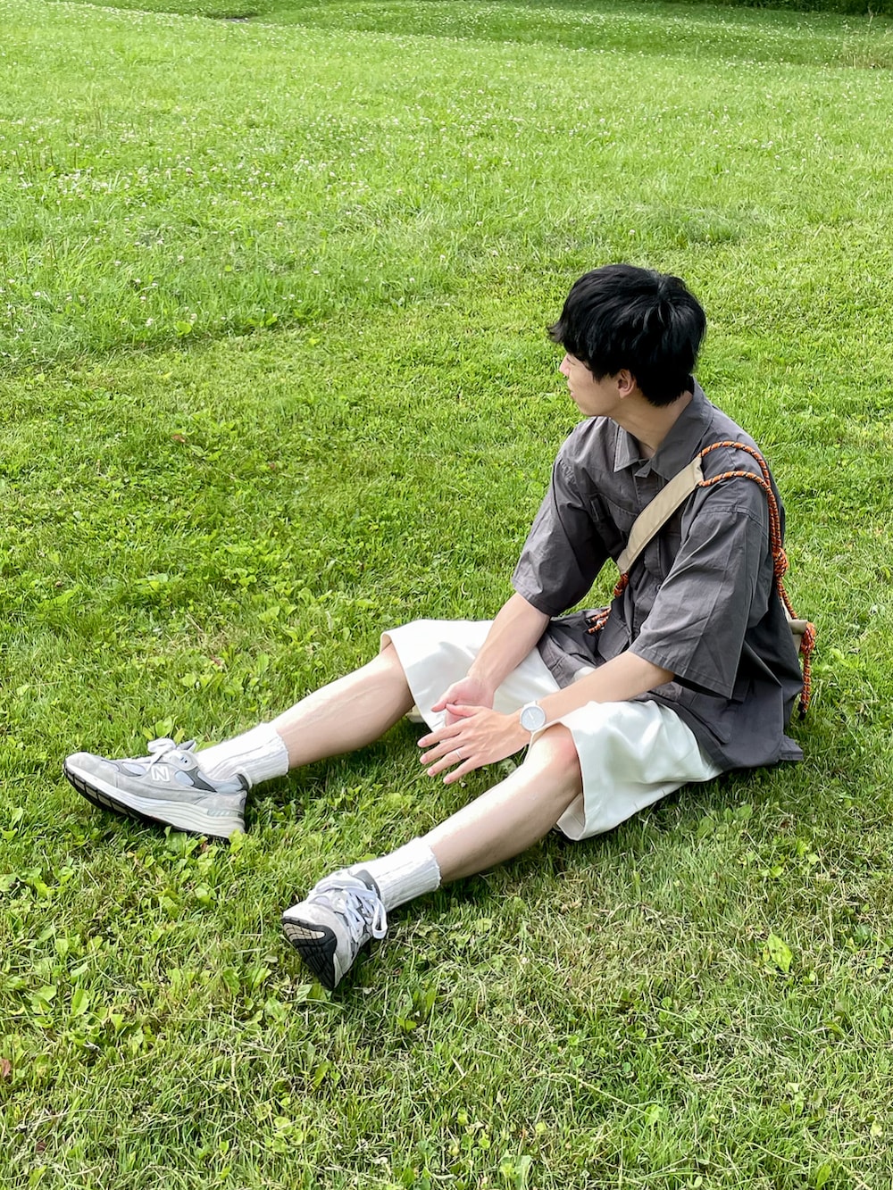 グレー系のシャツ/ブラウス、ホワイト系のその他パンツ、グレー系のスニーカーを着用したメンズの夏コーディネートの3枚目の写真