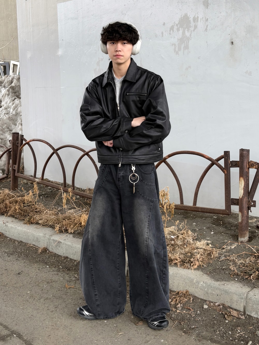 ブラック系のデニムパンツ、グレー系のスウェット、ブラック系のデニムジャケットを着用したメンズの春コーディネートの2枚目の写真