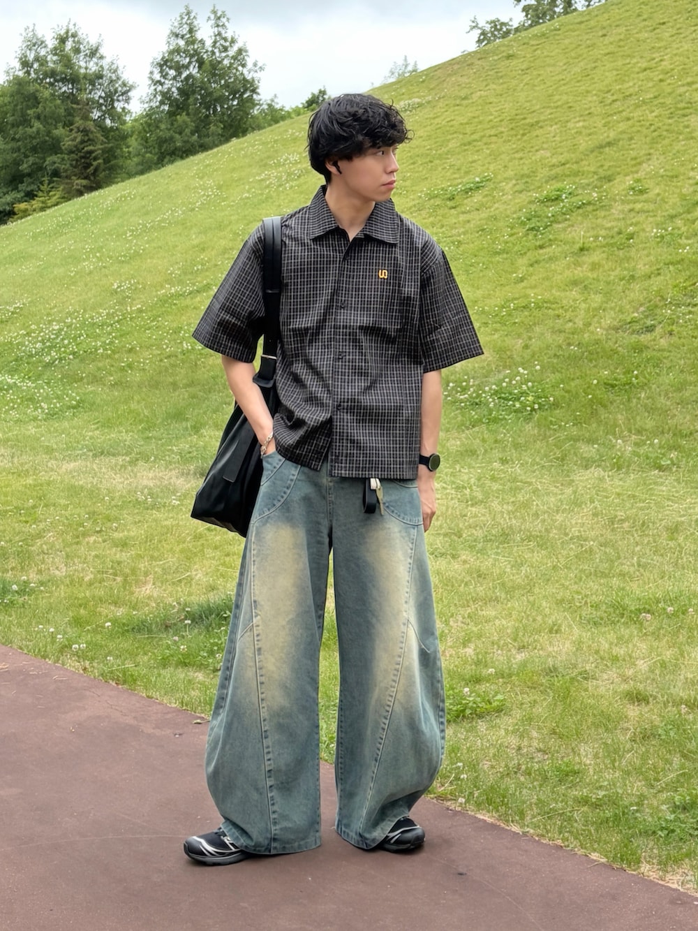 ブラック系のショルダーバッグを着用したメンズの夏コーディネートの3枚目の写真