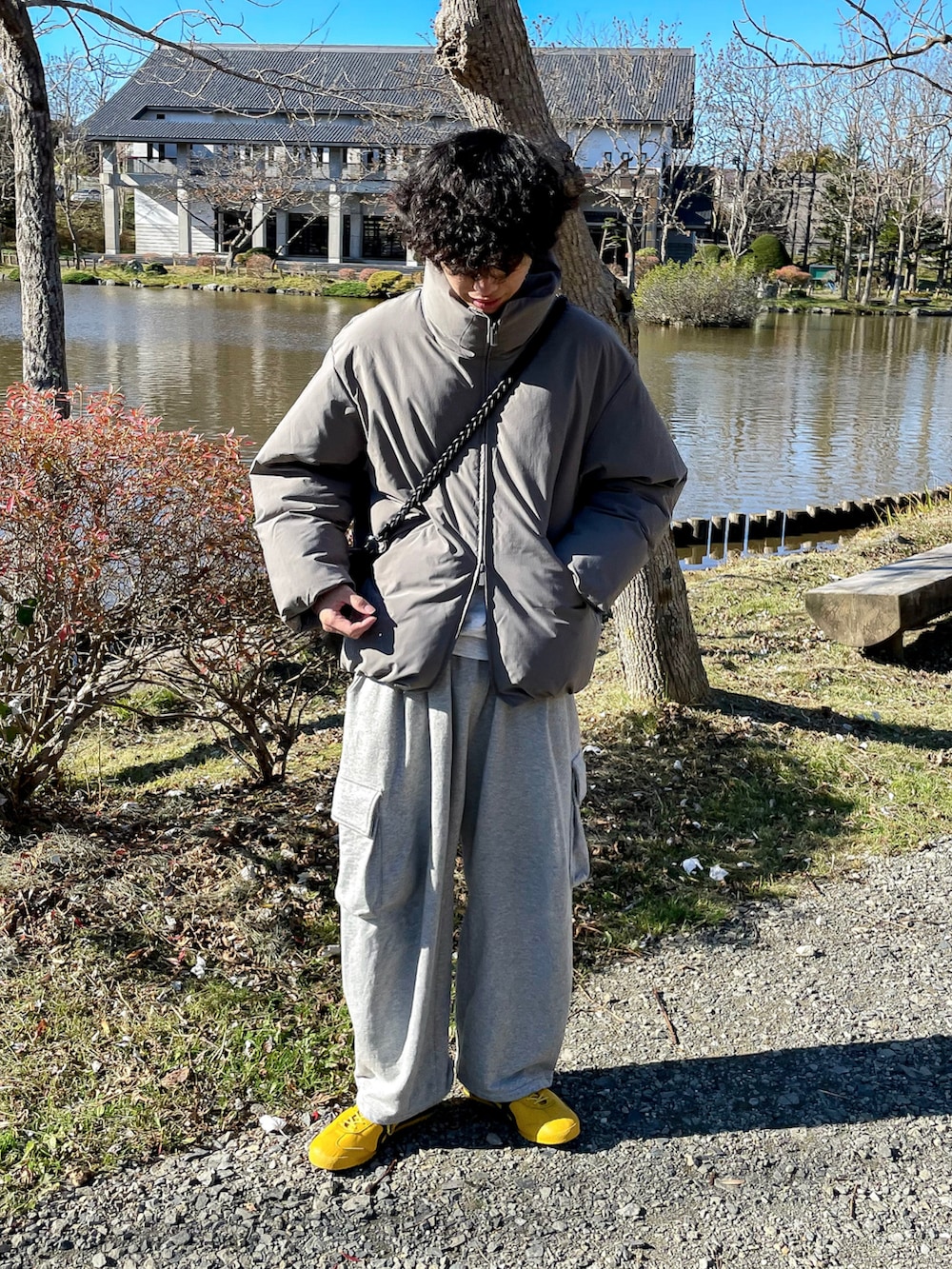 グレー系のダウンジャケット/コート、グレー系のスウェット、グレー系のスウェットパンツを着用したメンズの秋コーディネートの3枚目の写真