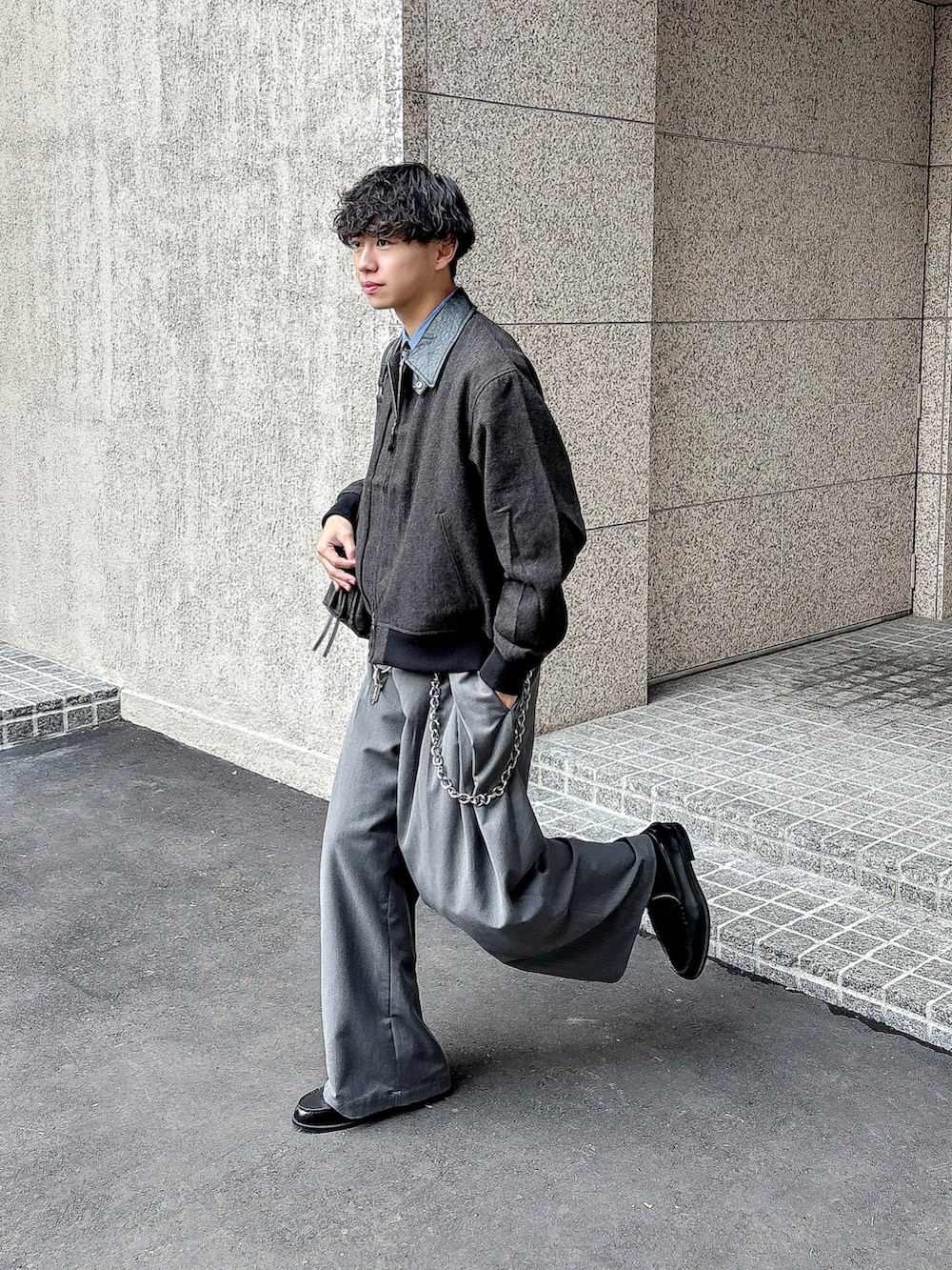 ブルー系のシャツ/ブラウス、ブラウン系のブルゾン、グレー系のスラックスを着用したメンズの秋コーディネートの3枚目の写真