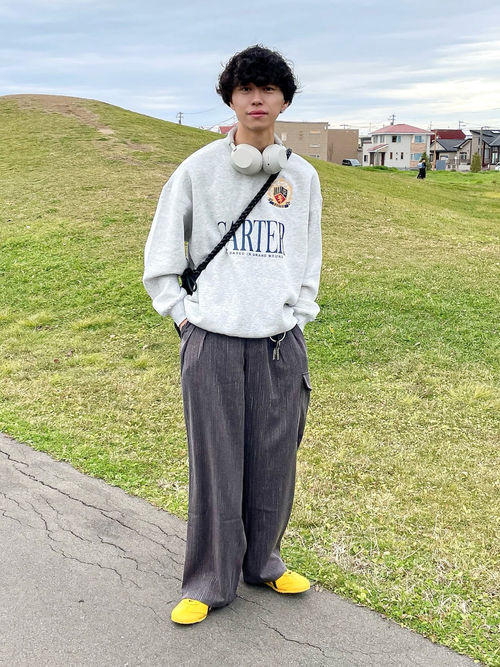 グレー系のスウェット、ブラウン系のその他パンツ、イエロー系のスニーカーを着用したメンズの秋コーディネートの4枚目の写真