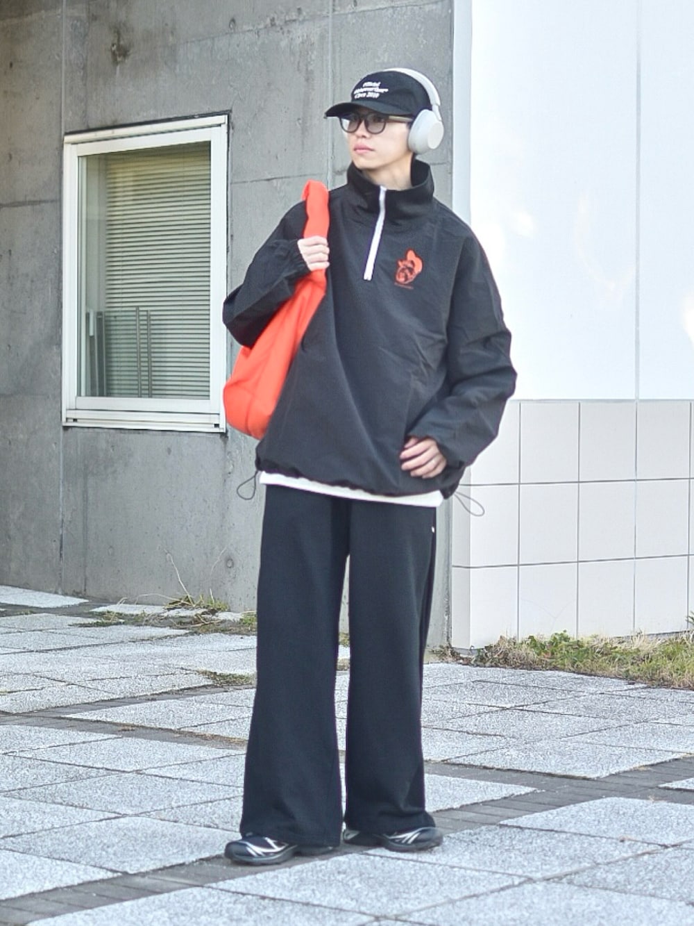 ブラック系のその他トップス、グレー系のスウェット、ブラック系のスウェットパンツを着用したメンズの冬コーディネートの2枚目の写真