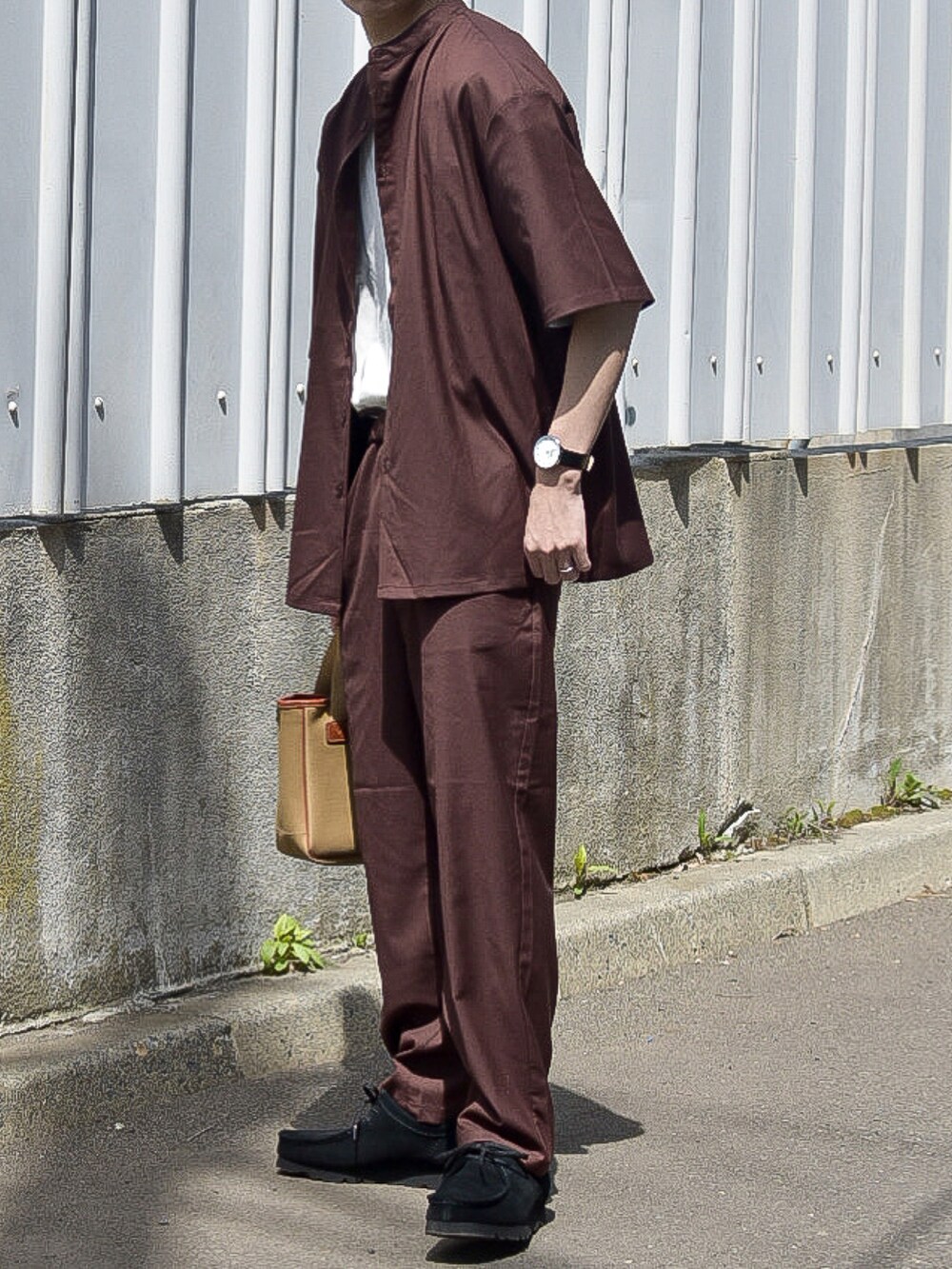 ブラウン系のシャツ/ブラウス、ブラック系のモカシン/デッキシューズを着用したメンズの夏コーディネートの3枚目の写真