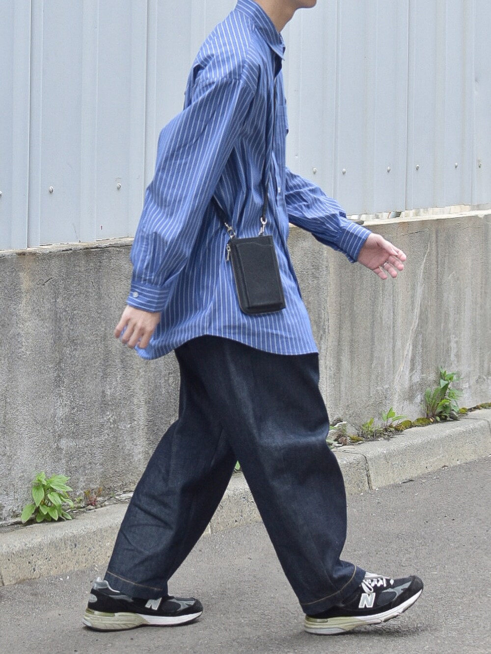 ブルー系のシャツ/ブラウス、ブルー系のデニムパンツを着用したメンズの春コーディネートの5枚目の写真