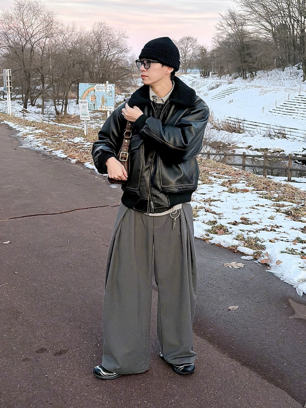 ブラック系のニット/セーター、ブラック系のブルゾン、グレー系のスラックスを着用したメンズの冬コーディネートの3枚目の写真