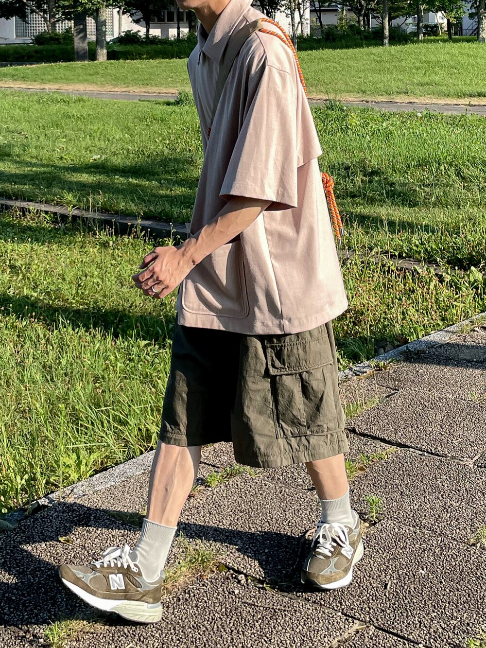 ベージュ系のシャツ/ブラウス、グリーン系のカーゴパンツ、グリーン系のシューズを着用したメンズの夏コーディネートの4枚目の写真