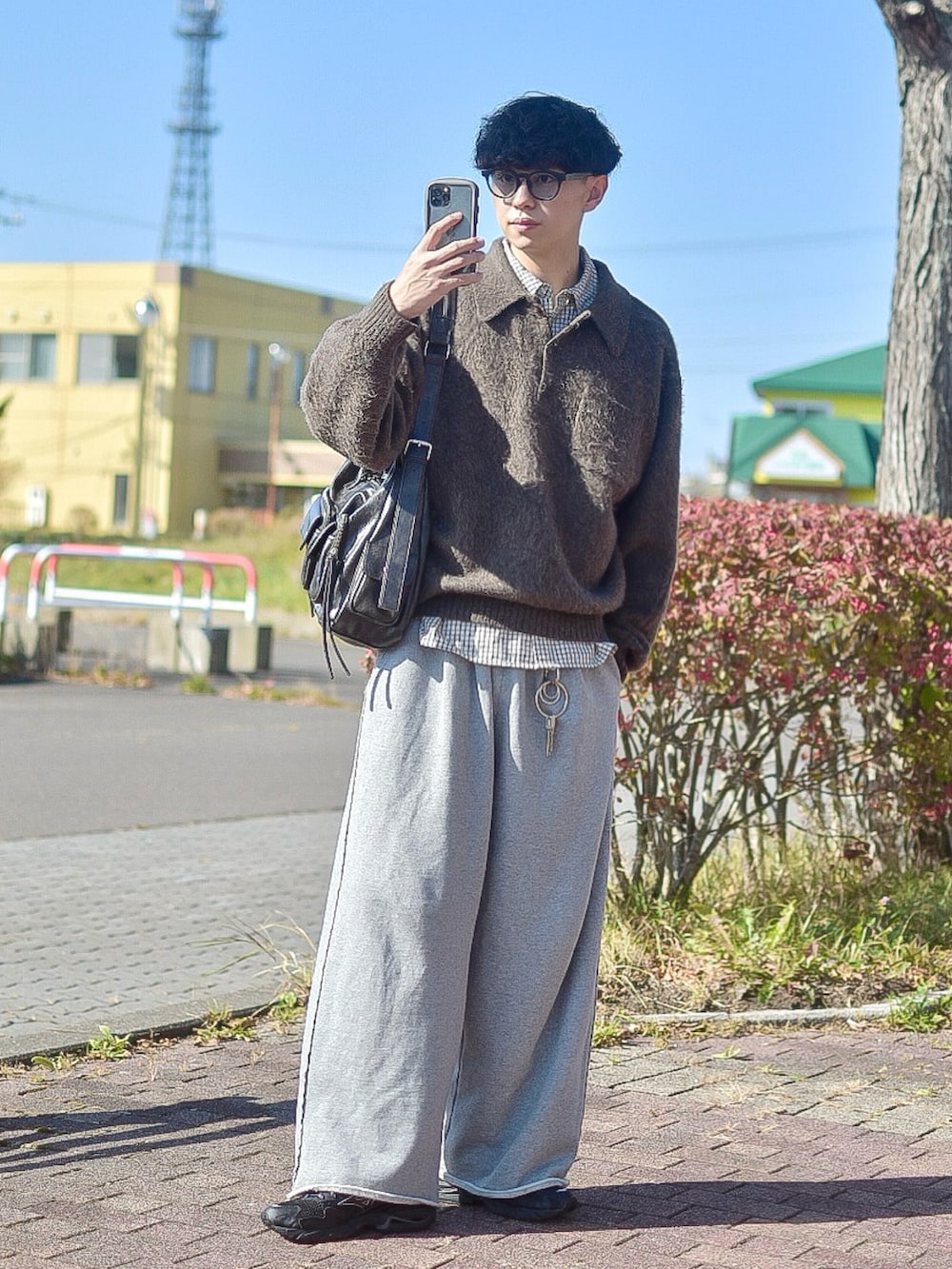 ブラウン系のポロシャツ、ホワイト系のシャツ/ブラウス、グレー系のスウェットパンツを着用したメンズの秋コーディネートの4枚目の写真