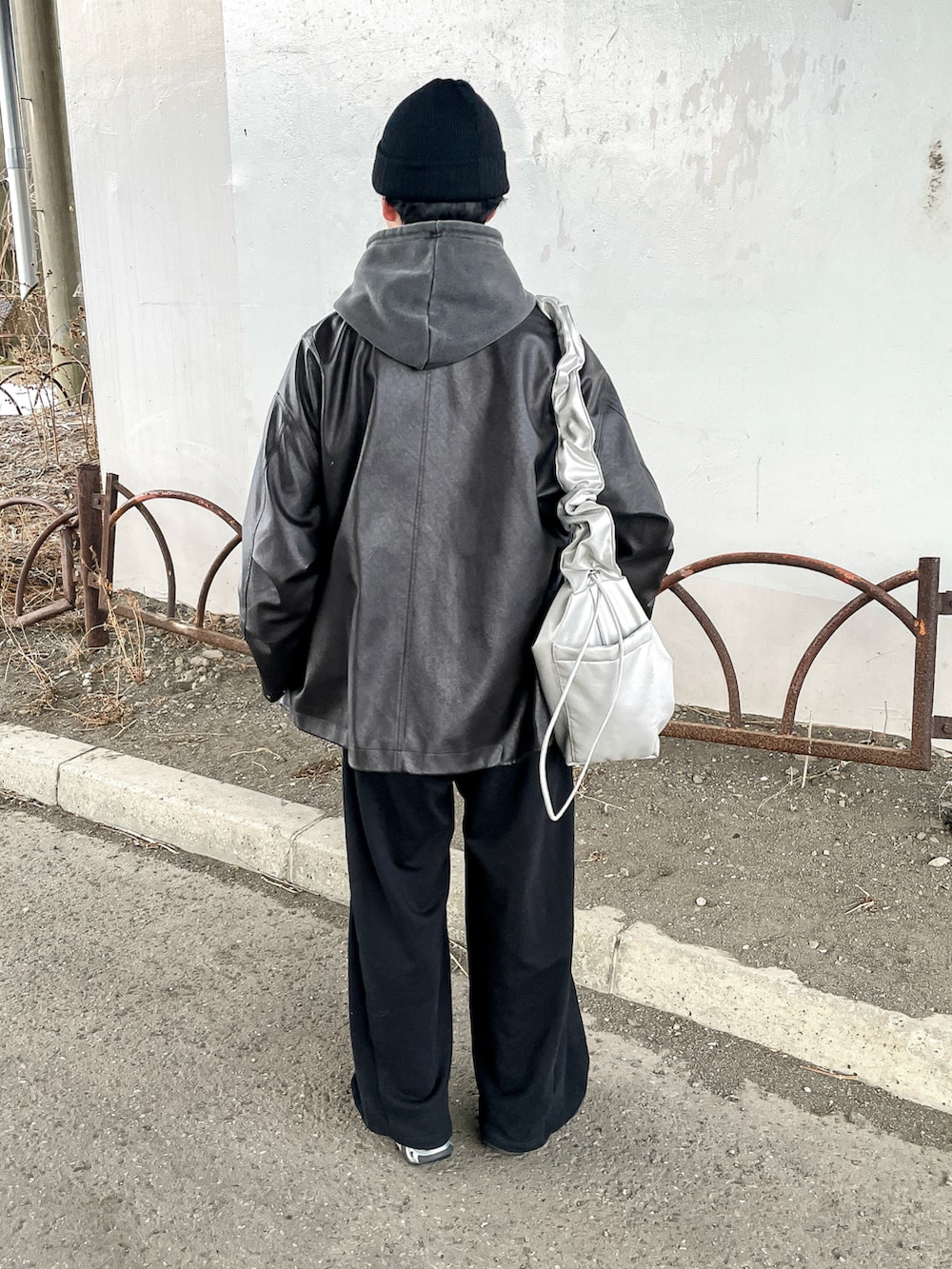 グレー系のパーカー、ブラウン系のブルゾン、ブラック系のスウェットパンツを着用したメンズの冬コーディネートの4枚目の写真