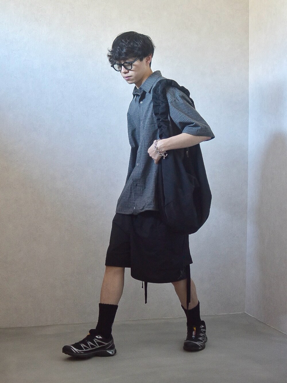 ブラック系のシャツ/ブラウス、ブラック系のカーゴパンツ、ブラック系のショルダーバッグを着用したメンズの夏コーディネートの3枚目の写真