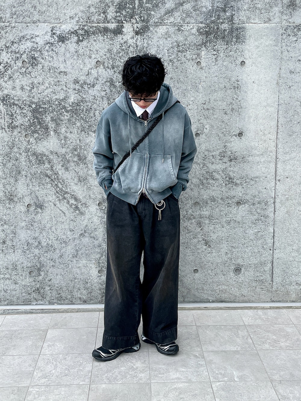 ブルー系のパーカー、ブラック系のデニムパンツ、ホワイト系のシャツ/ブラウスを着用したメンズの春コーディネートの5枚目の写真