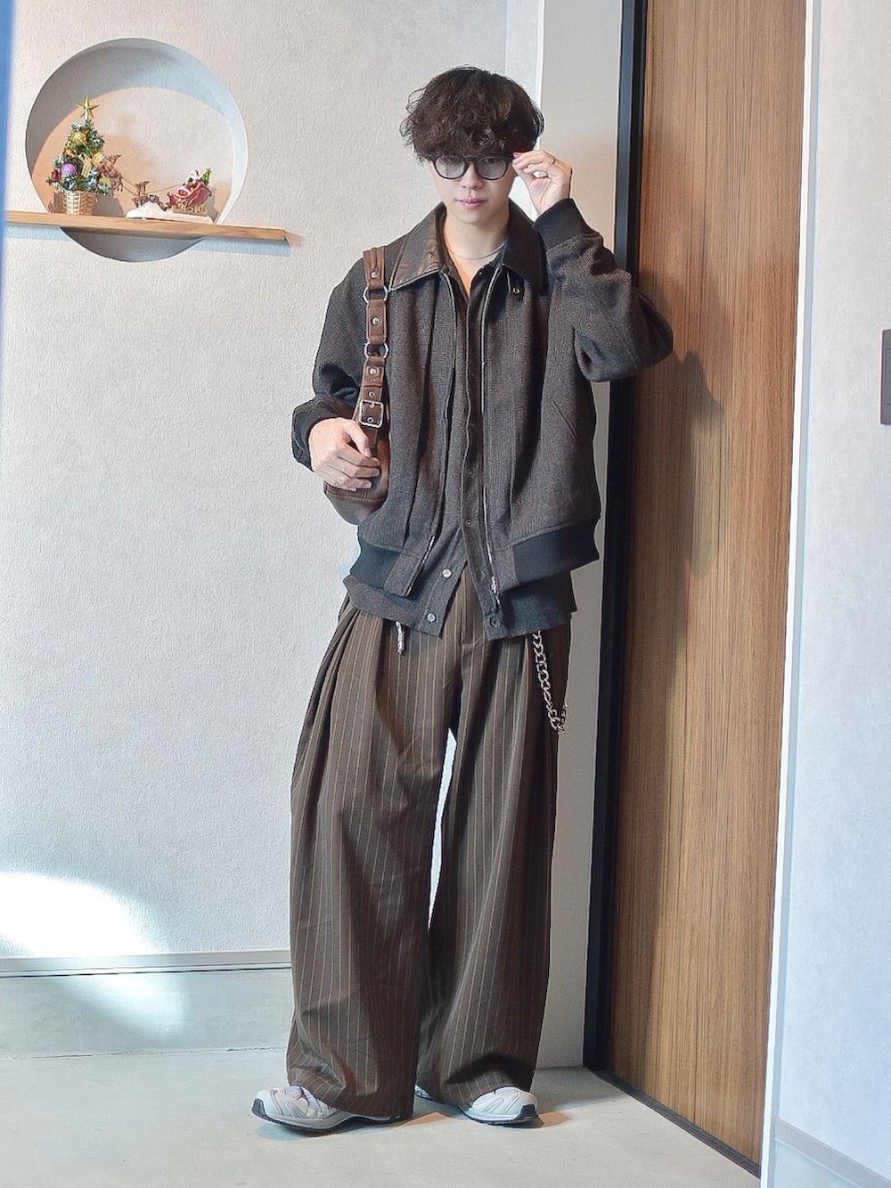 ブラウン系のカーディガン/ボレロ、ブラウン系のブルゾン、ブラウン系のスラックスを着用したメンズの秋コーディネートの3枚目の写真