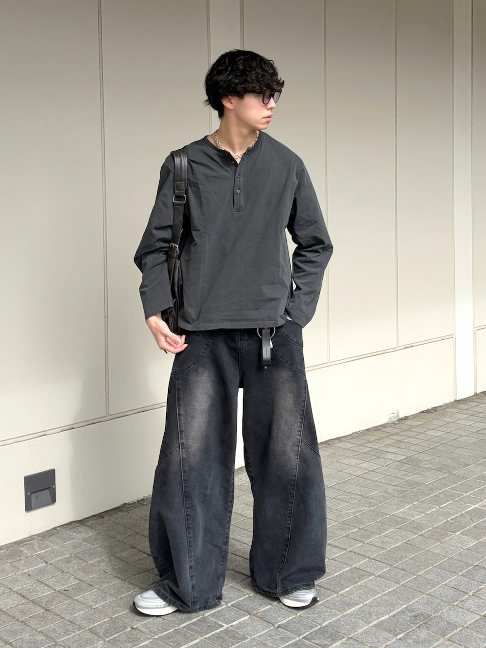 グレー系のTシャツ/カットソー、ブラック系のデニムパンツ、シルバー系のローファーを着用したメンズの春コーディネートの2枚目の写真